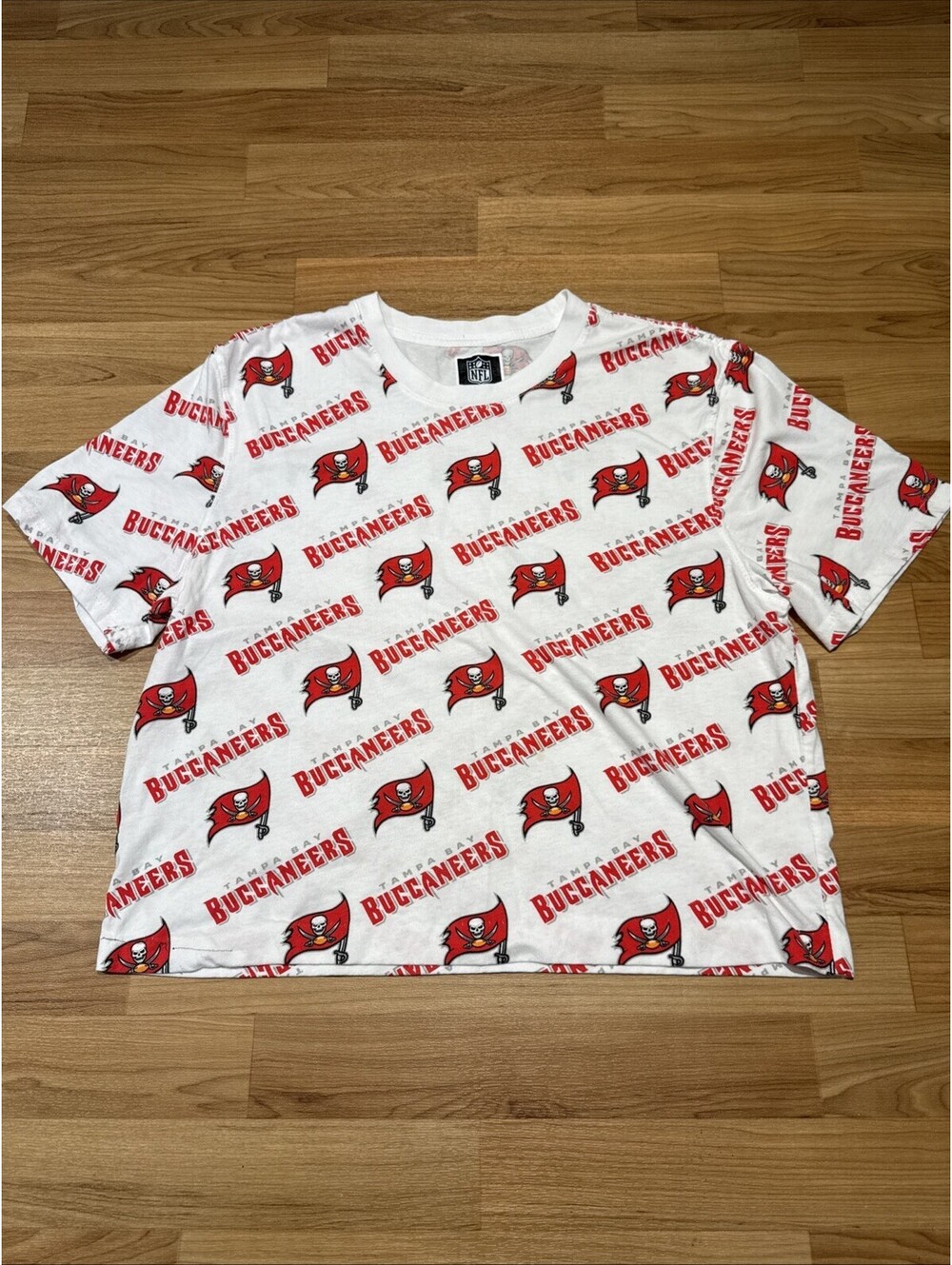 Tampa Bay Buccaneers Cropped T-Shirt Men’s XL Women’s Fit NFL All Over Print
